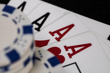 Kumarhane fişleri ve kartlar masada. Poker kumar konsepti