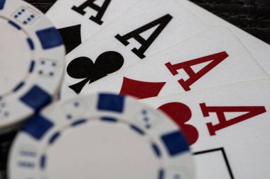 Kumarhane fişleri ve kartlar masada. Poker kumar konsepti