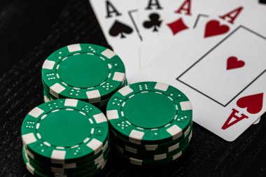 Kumarhane fişleri ve kartlar masada. Poker kumar konsepti