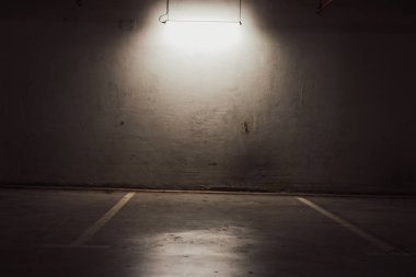 Boş yer altı garajı. Boş park yeri ve loş ışık