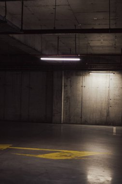 Boş yer altı garajı. Boş park yeri ve loş ışık