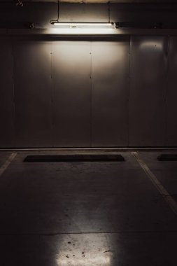 Boş yer altı garajı. Boş park yeri ve loş ışık