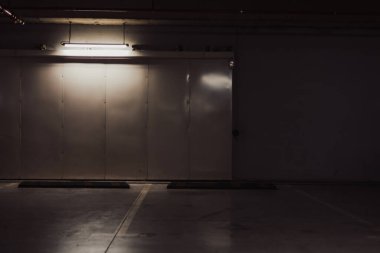 Boş yer altı garajı. Boş park yeri ve loş ışık