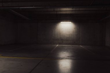 Boş yer altı garajı. Boş park yeri ve loş ışık
