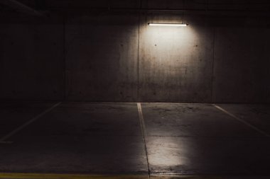 Boş yer altı garajı. Boş park yeri ve loş ışık