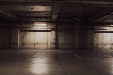 Boş yer altı garajı. Boş park yeri ve loş ışık