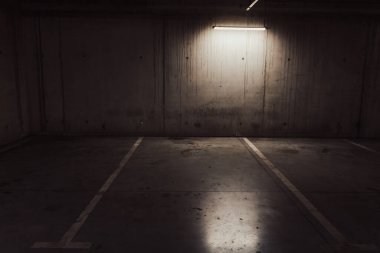 Boş yer altı garajı. Boş park yeri ve loş ışık