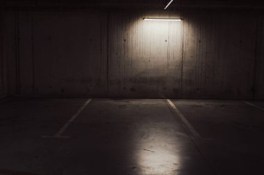 Boş yer altı garajı. Boş park yeri ve loş ışık