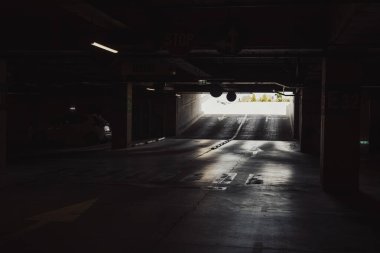 Boş yer altı garajı. Boş park yeri ve loş ışık