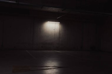 Boş yer altı garajı. Boş park yeri ve loş ışık