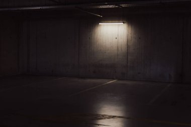 Boş yer altı garajı. Boş park yeri ve loş ışık