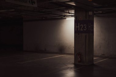 Boş yer altı garajı. Boş park yeri ve loş ışık