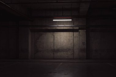 Boş yer altı garajı. Boş park yeri ve loş ışık