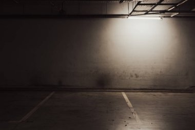 Boş yer altı garajı. Boş park yeri ve loş ışık