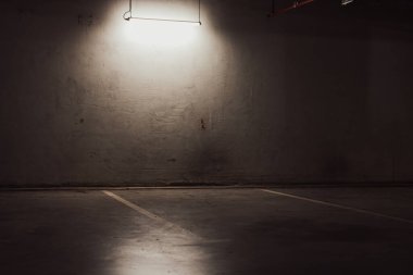 Boş yer altı garajı. Boş park yeri ve loş ışık