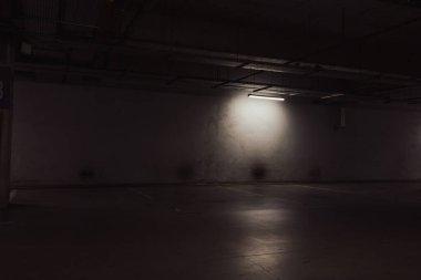 Boş yer altı garajı. Boş park yeri ve loş ışık