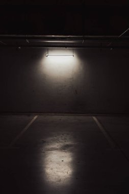 Boş yer altı garajı. Boş park yeri ve loş ışık