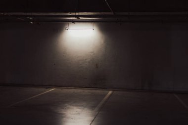 Boş yer altı garajı. Boş park yeri ve loş ışık