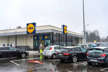 Logolu LIDL süpermarketi. Lidl, Almanya 'nın küresel indirimli süpermarket zinciri.