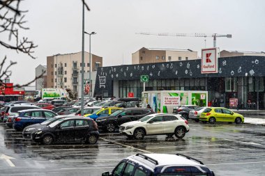 Logolu Kaufland süpermarketi. Kaufland bir Alman küresel indirimli süpermarket zinciri.