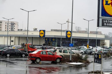 Logolu LIDL süpermarketi. Lidl, Almanya 'nın küresel indirimli süpermarket zinciri.
