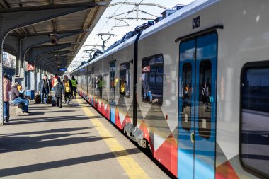 Bükreş Kuzey Tren İstasyonu 'ndaki Alstom treni (Gara de Nord Bucuresti))