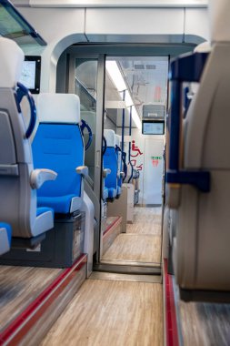 Bükreş Kuzey Tren İstasyonu 'ndaki Alstom treninin içi (Gara de Nord Bucuresti))