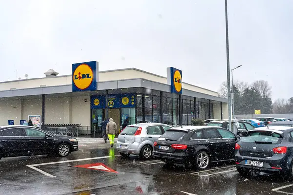 Logolu LIDL süpermarketi. Lidl, Almanya 'nın küresel indirimli süpermarket zinciri.