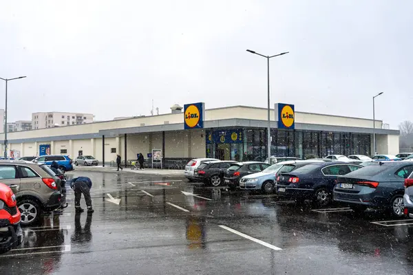 Logolu LIDL süpermarketi. Lidl, Almanya 'nın küresel indirimli süpermarket zinciri.