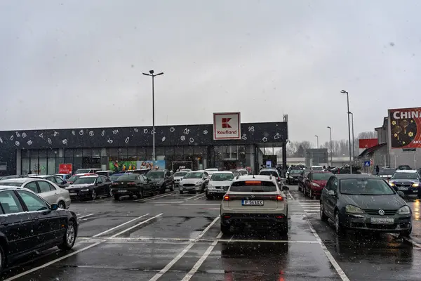Logolu Kaufland süpermarketi. Kaufland bir Alman küresel indirimli süpermarket zinciri.