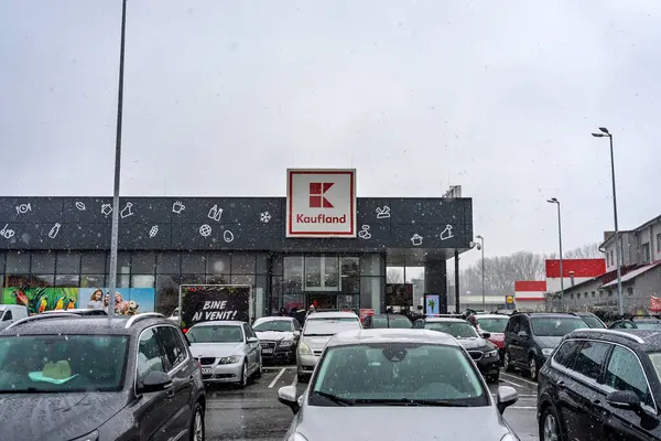 Logolu Kaufland süpermarketi. Kaufland bir Alman küresel indirimli süpermarket zinciri.