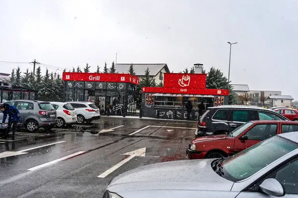 Logolu Kaufland süpermarketi. Kaufland bir Alman küresel indirimli süpermarket zinciri.