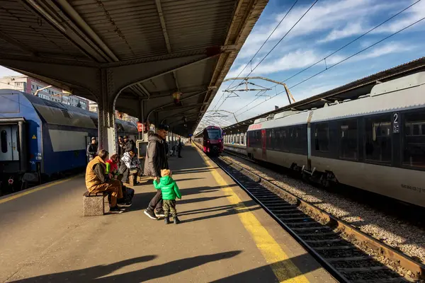 Bükreş Kuzey Tren İstasyonu 'ndaki Alstom treni (Gara de Nord Bucuresti))