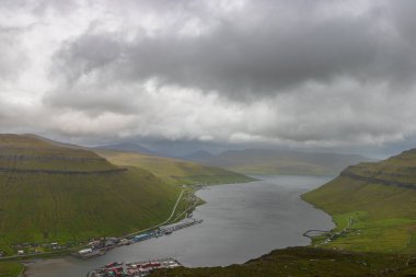 Danimarka, Avrupa 'daki Faroe Adaları köylerindeki güzel yaz manzarası