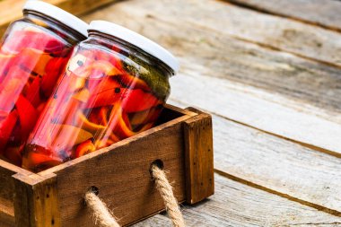 Sirke içinde konserve biber. Biber turşusu.