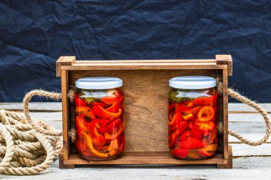 Sirke içinde konserve biber. Biber turşusu.