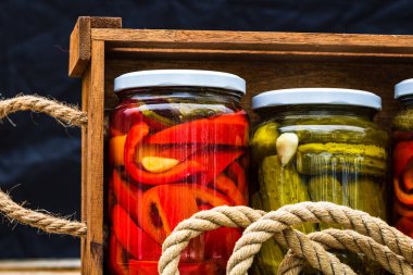 Sirke içinde konserve biber. Biber turşusu.