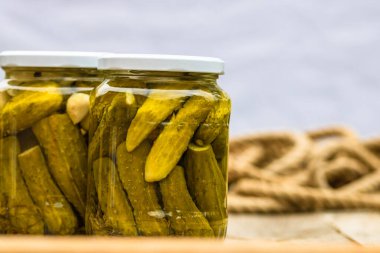 Sirkede konserve salatalık. Salatalık turşusu.