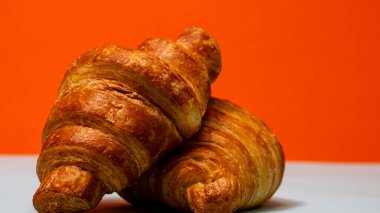 Taze pişmiş Fransız kruvasanı. Altın kruvasan kahvaltıya hazır.