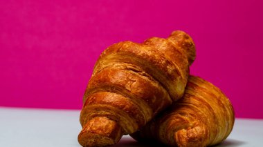 Taze pişmiş Fransız kruvasanı. Altın kruvasan kahvaltıya hazır.