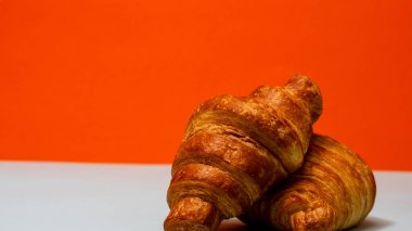 Taze pişmiş Fransız kruvasanı. Altın kruvasan kahvaltıya hazır.