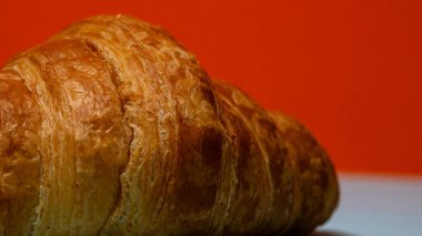 Taze pişmiş Fransız kruvasanı. Altın kruvasan kahvaltıya hazır.