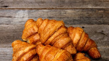 Taze pişmiş Fransız kruvasanı. Altın kruvasan kahvaltıya hazır.