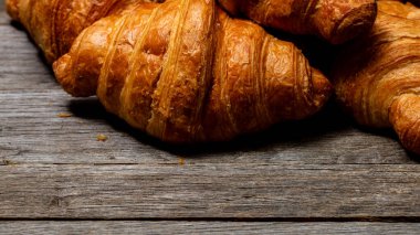 Taze pişmiş Fransız kruvasanı. Altın kruvasan kahvaltıya hazır.