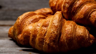 Taze pişmiş Fransız kruvasanı. Altın kruvasan kahvaltıya hazır.