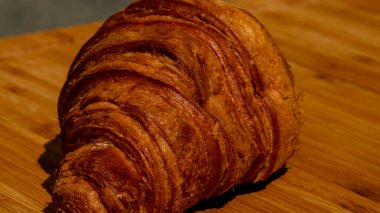 Taze pişmiş Fransız kruvasanı. Altın kruvasan kahvaltıya hazır.