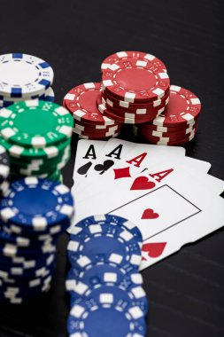 Kumarhane fişleri ve kartlar masada. Poker kumar konsepti