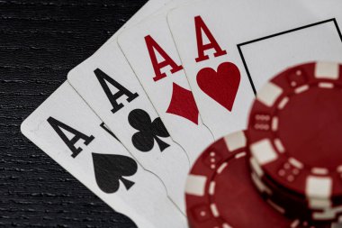 Kumarhane fişleri ve kartlar masada. Poker kumar konsepti