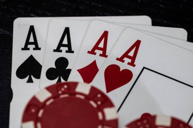 Kumarhane fişleri ve kartlar masada. Poker kumar konsepti