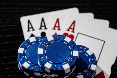 Kumarhane fişleri ve kartlar masada. Poker kumar konsepti